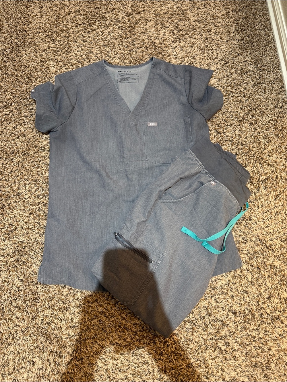 Set: Women’s Catarina one pocket scrub top and Zamora Pants - Jogger. Graphite